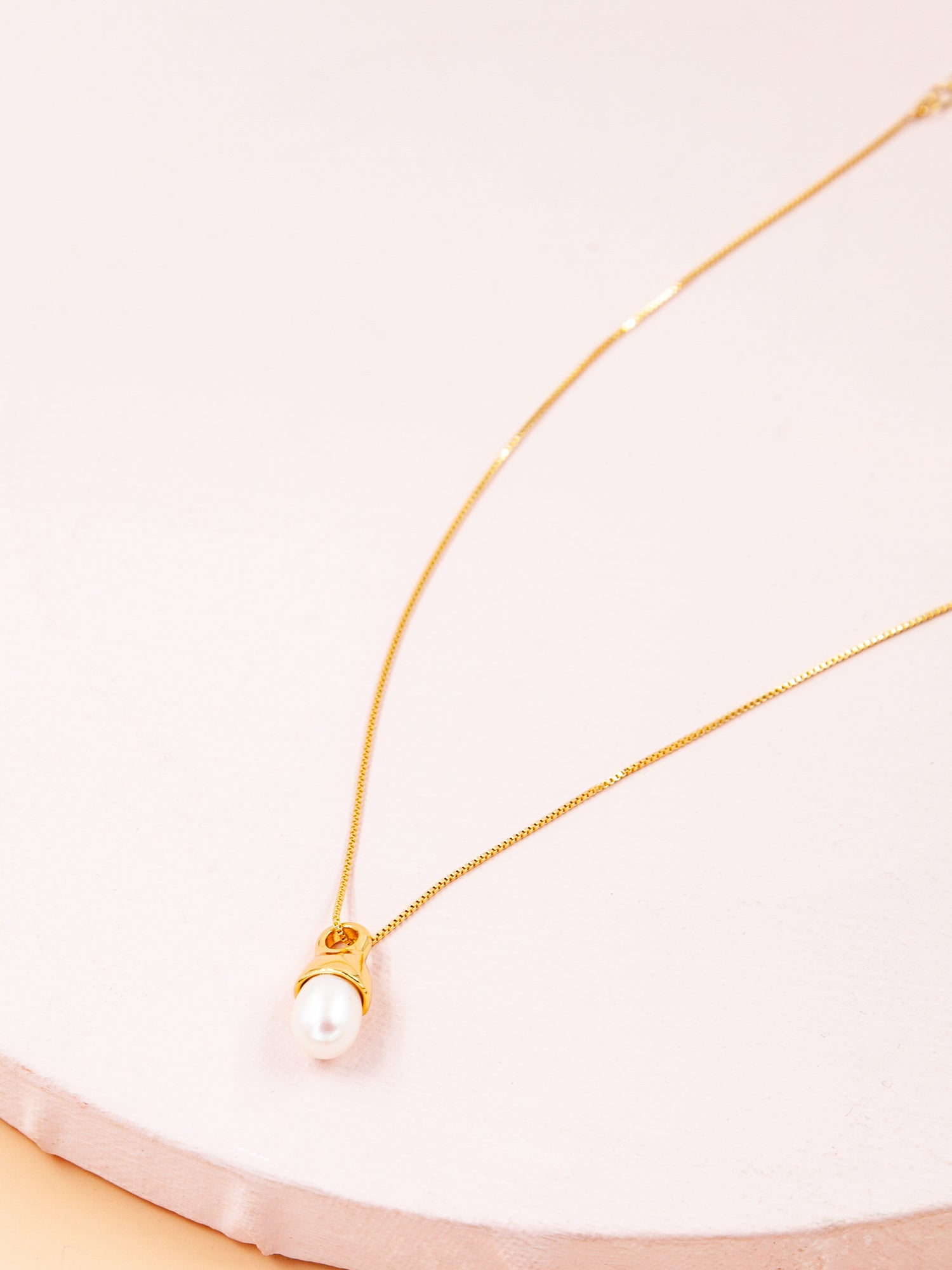 Moss Rose Timeless Pearl Necklace